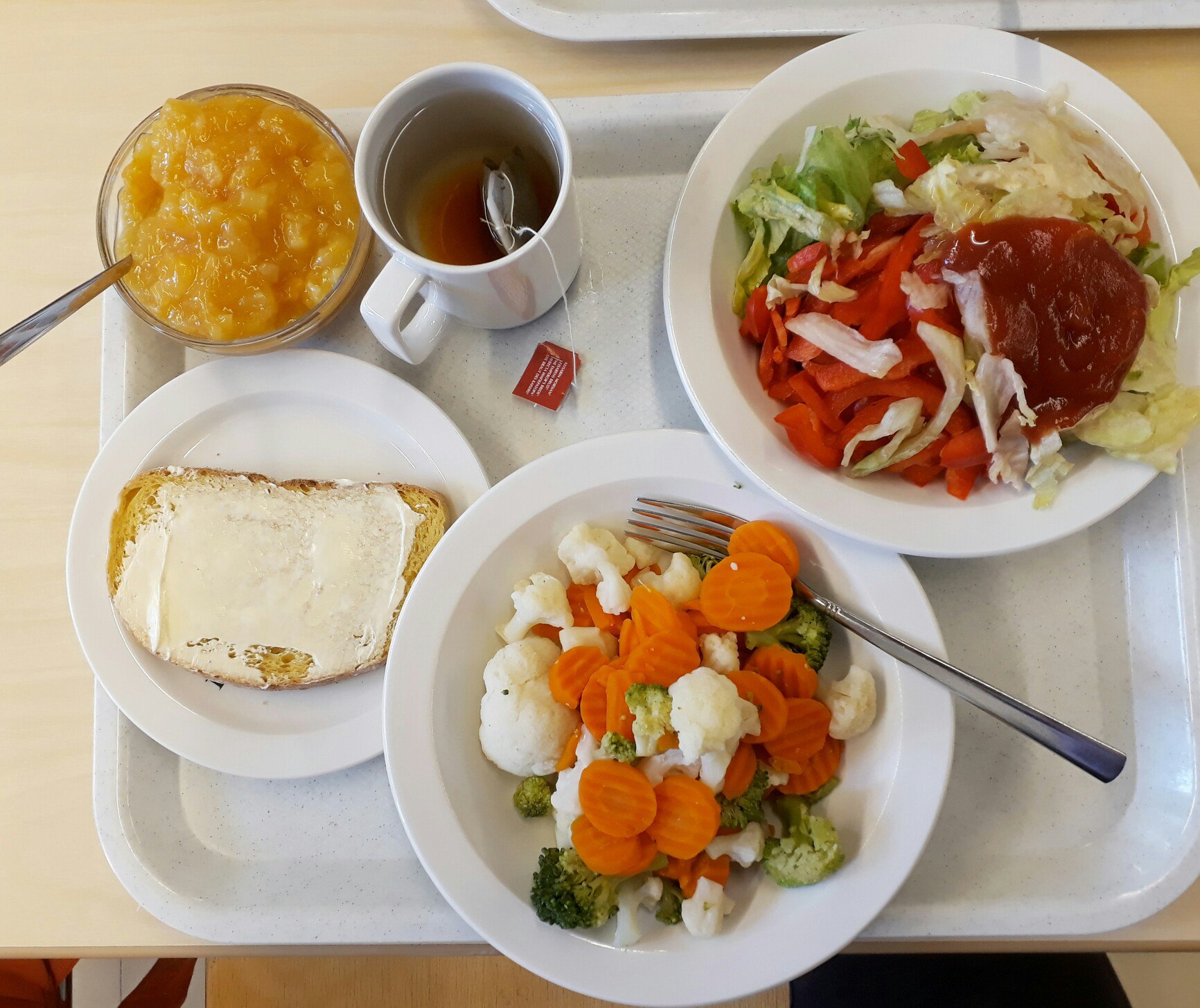 Обед обеденный. Обед в школе. Обед в школьной столовой. Школьная еда в Финляндии. Еда в школьной столовой.