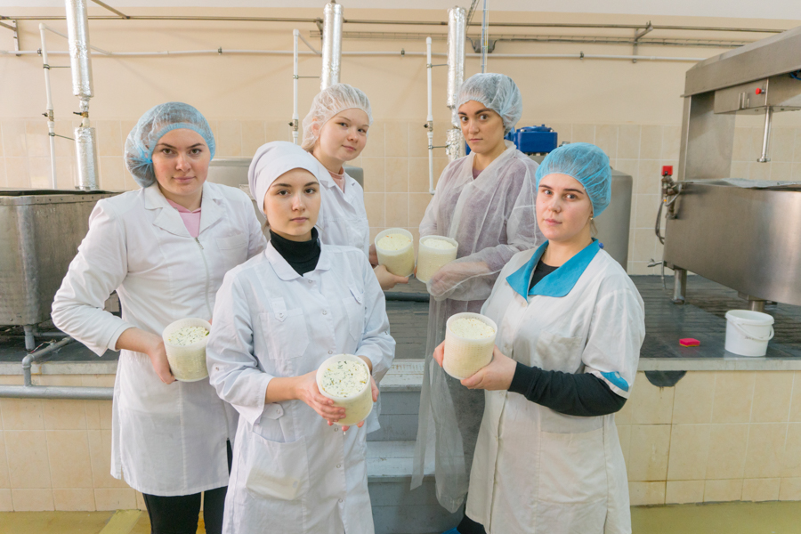 Продукция образования. Технолог молочной продукции. Студенты молочной промышленности. Технолог молочной продукции студенты. Молокозавод для детей.